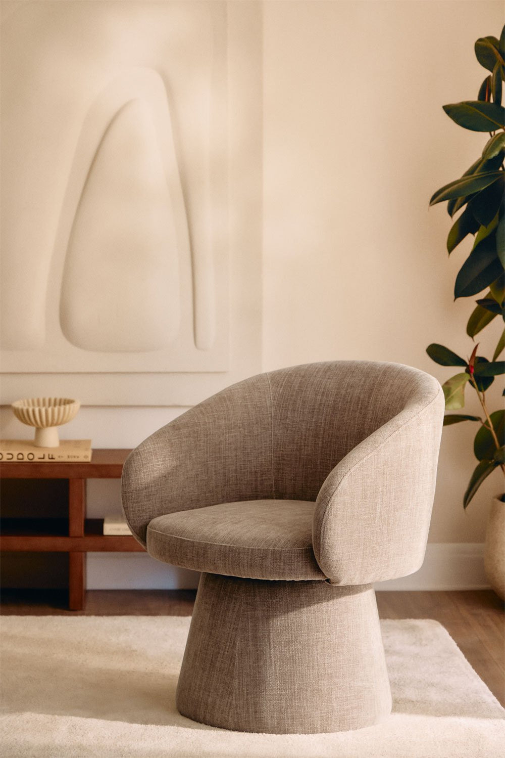 Sukamas fotelis RIVAURA bouclé 360 laipsnių pasukamas svetainėje