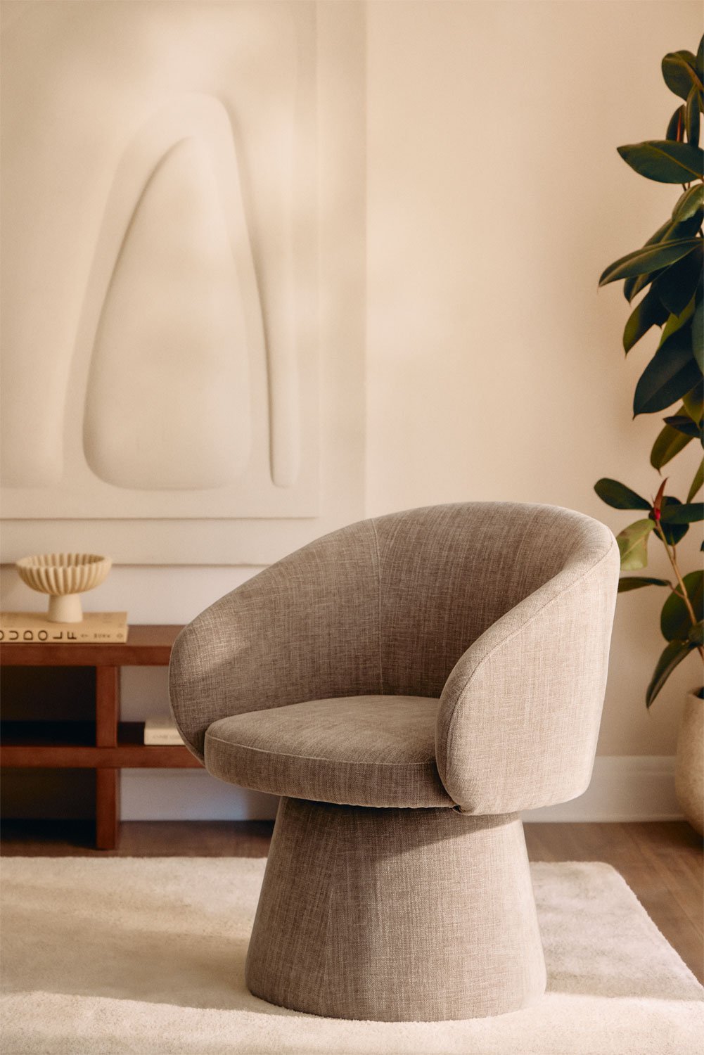 Sukamas fotelis RIVAURA bouclé 360 laipsnių pasukamas svetainėje