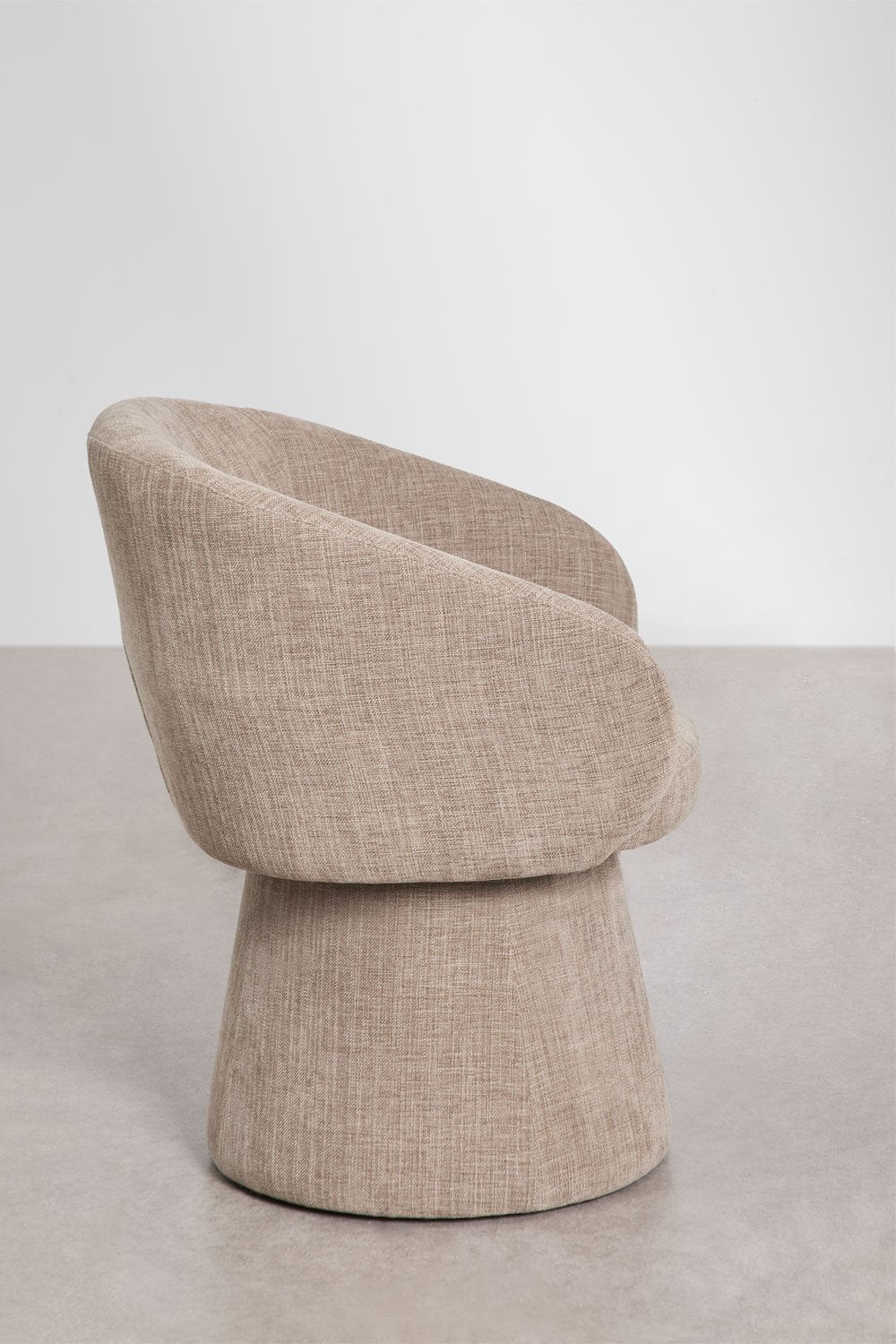 Pasukamas fotelis RIVAURA bouclé moderniame interjere