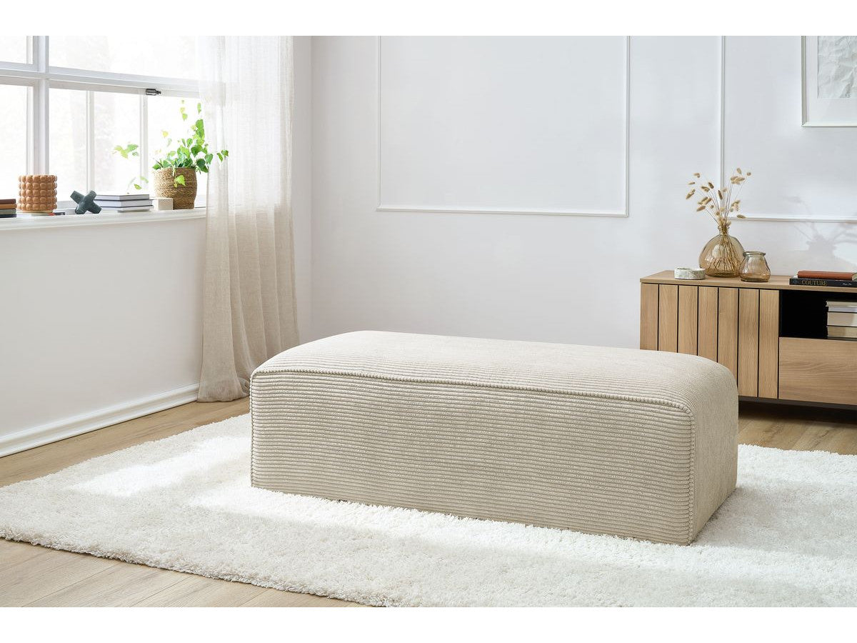 Pufas MEGEVE veliūrinis smėlinis subtilus interjero akcentas