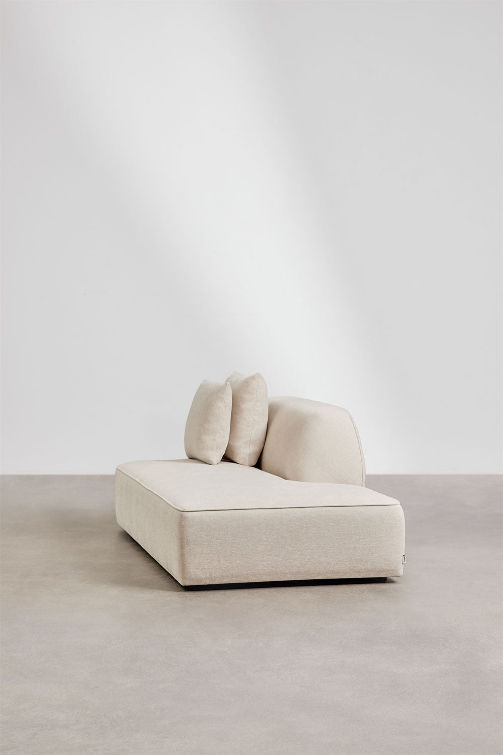 Sofos modulio KARDENA minimalistinio dizaino detalė