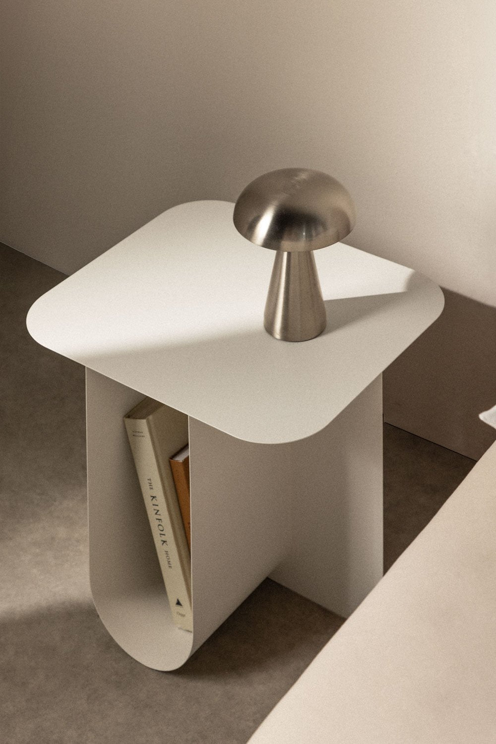 Šoninis staliukas NRAELA, juodas