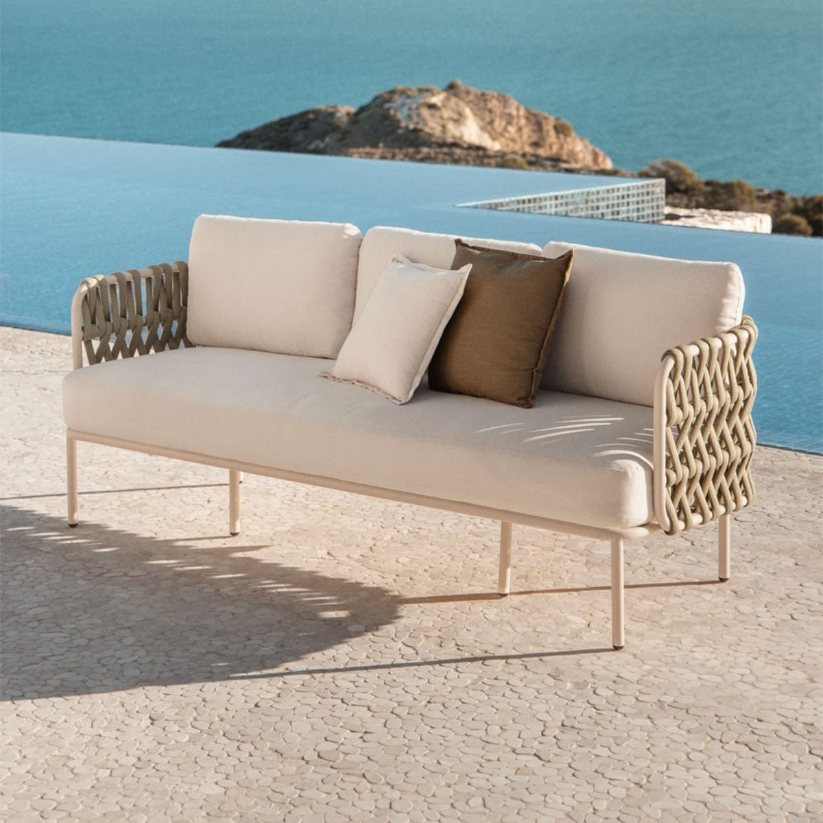 Lauko sofa TEVARY, trivietė, pinto dizaino, kreminė