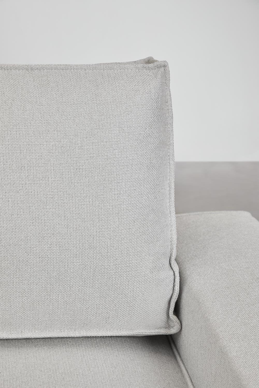 Trivietė sofa TAMLO su miegama funkcija, šviesiai pilka