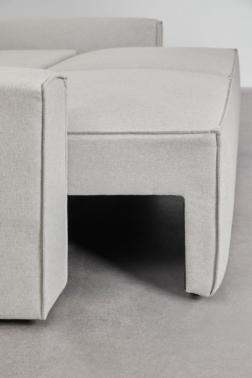 Trivietė sofa TAMLO su miegama funkcija, šviesiai pilka