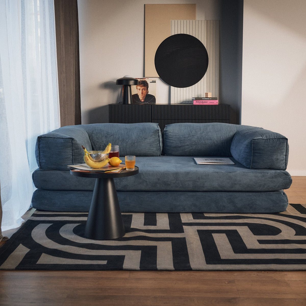 Sofa Garetho, tamsiai mėlyna štruksas svetainės zonoje