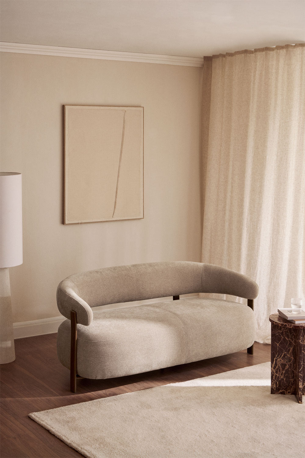 Dvivietė sofa DZOLI, tamsi mediena, kviečių spalvos šenilas