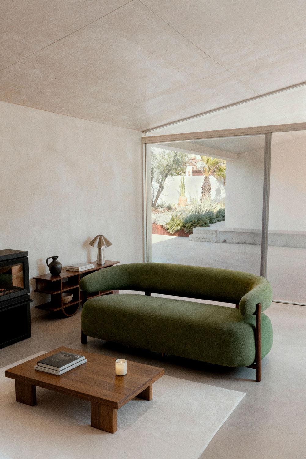 Dvivietė sofa DZOLI, tamsi mediena, šalavijo žalios spalvos šenilas