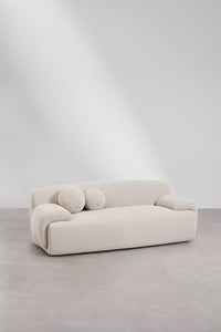 Dvivietė sofa SIRENA svetainės interjere, smėlio spalvos šenilas audinys