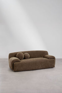 Dvivietė sofa SIRENA interjere su dekoro elementais