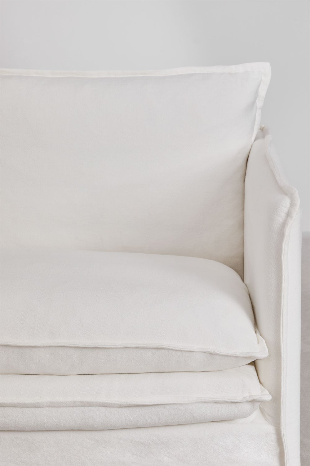 Sofa GREJSA realioje aplinkoje, sendinta balta linas
