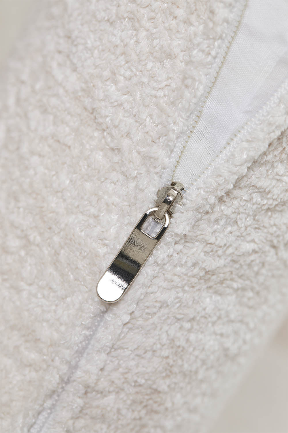 Dvivietė sofa MIRABELA – atspalvio detalė