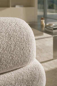 Dvivietė sofa MIRABELA minimalistiniame svetainės interjere