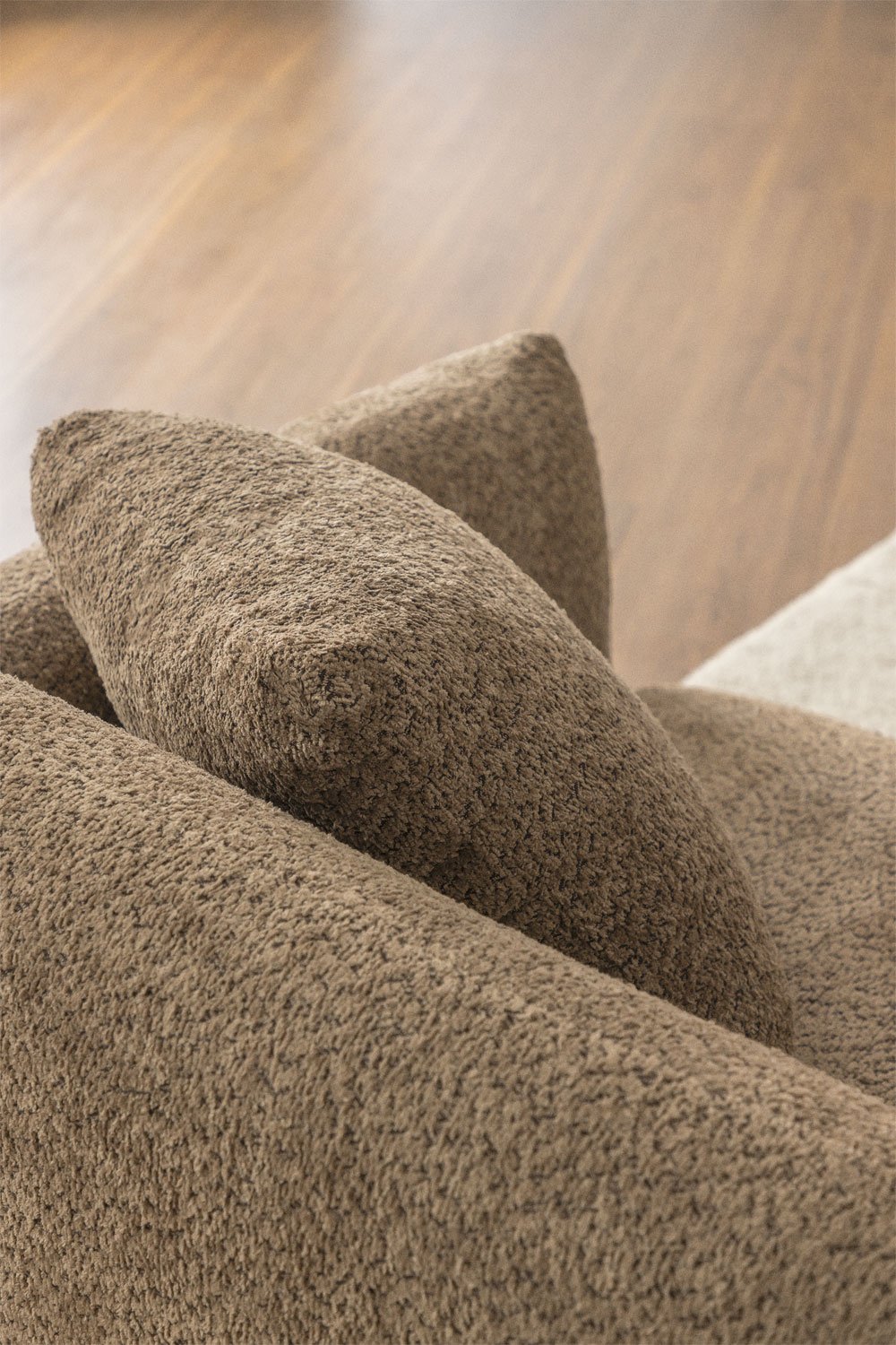 Trivietė sofa ERICK iš boucle audinio, šokolado