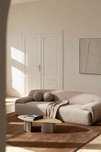 Trivietė sofa SIRINA – bendras vaizdas, rudos mokos spalvos boucle boucle