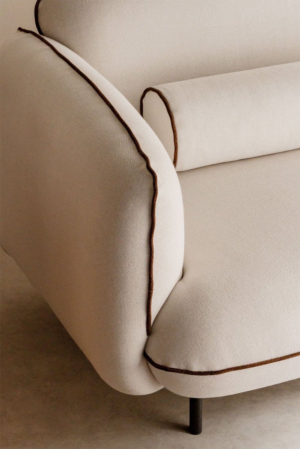 Trivietė sofa su pufu BIELA interjere su dekoro elementais