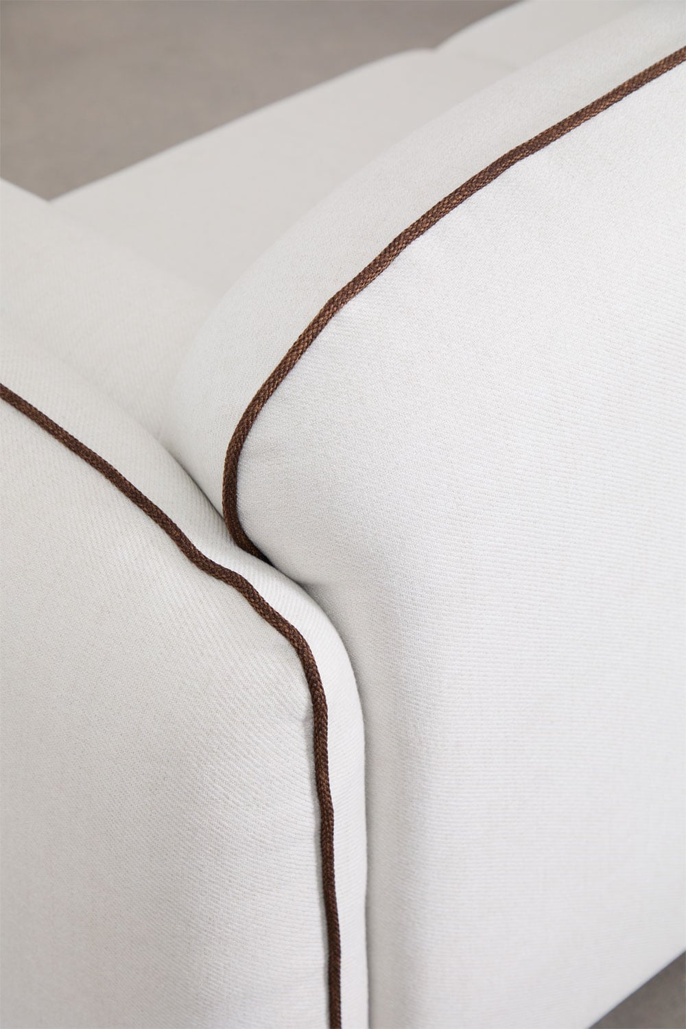 Trivietė sofa su pufu BIELA jaukioje poilsio zonoje