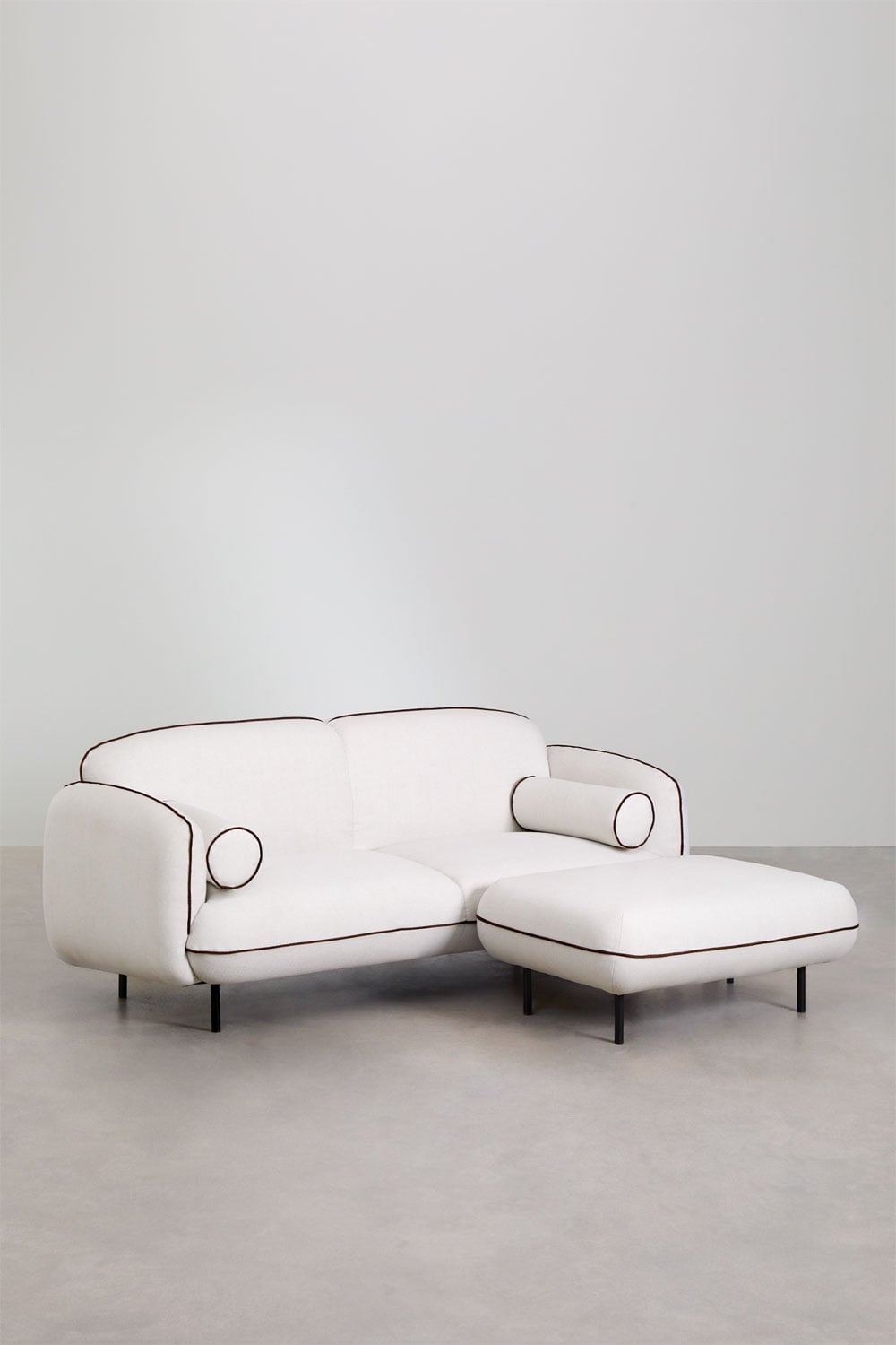 Trivietė sofa su pufu BIELA svetainės kampe
