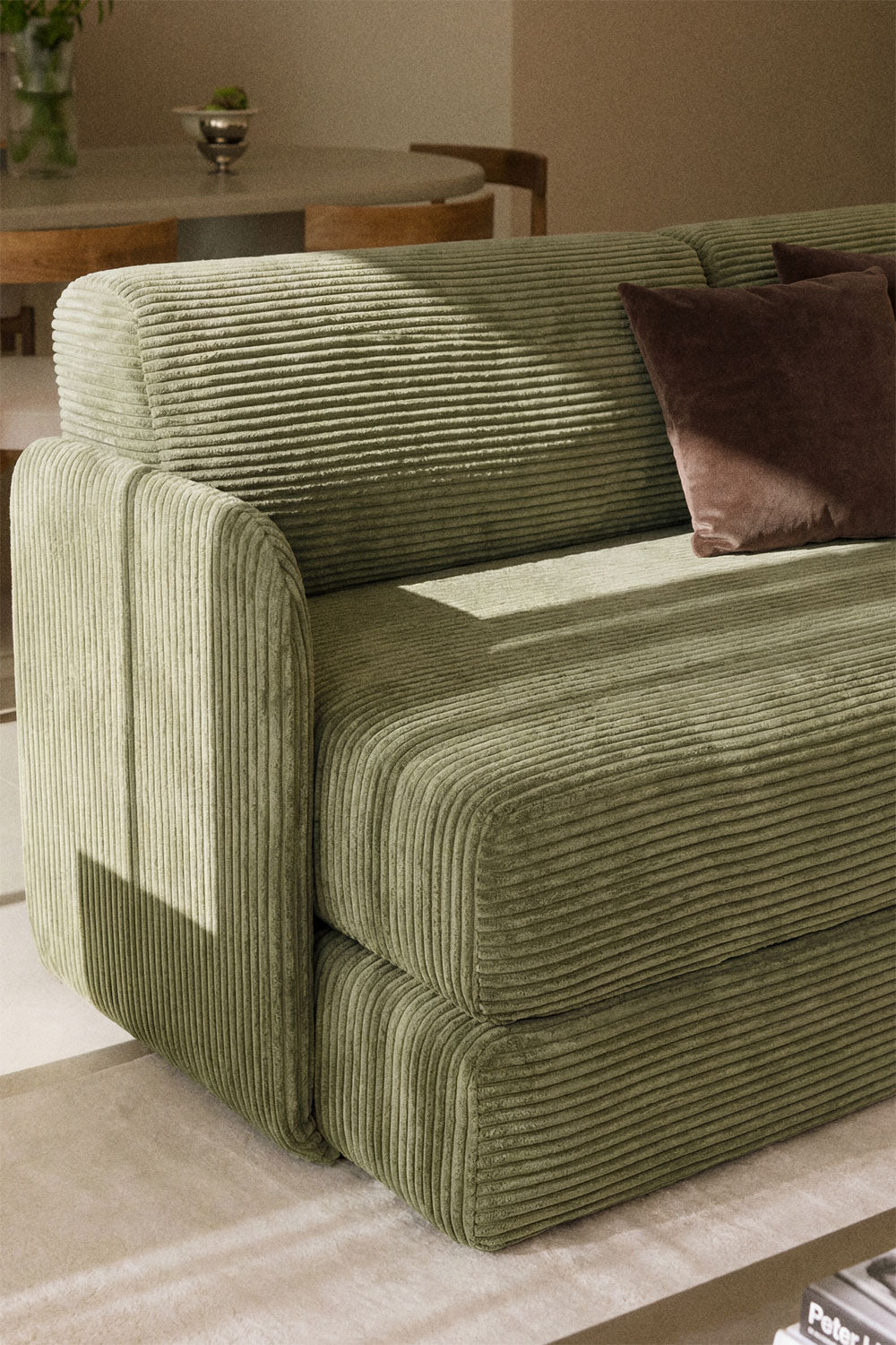 Sofa-lova KIOTERA jaukiame miegamojo interjere