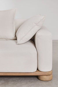 Dvivietė sofa IOANISA minimalistiniame svetainės interjere