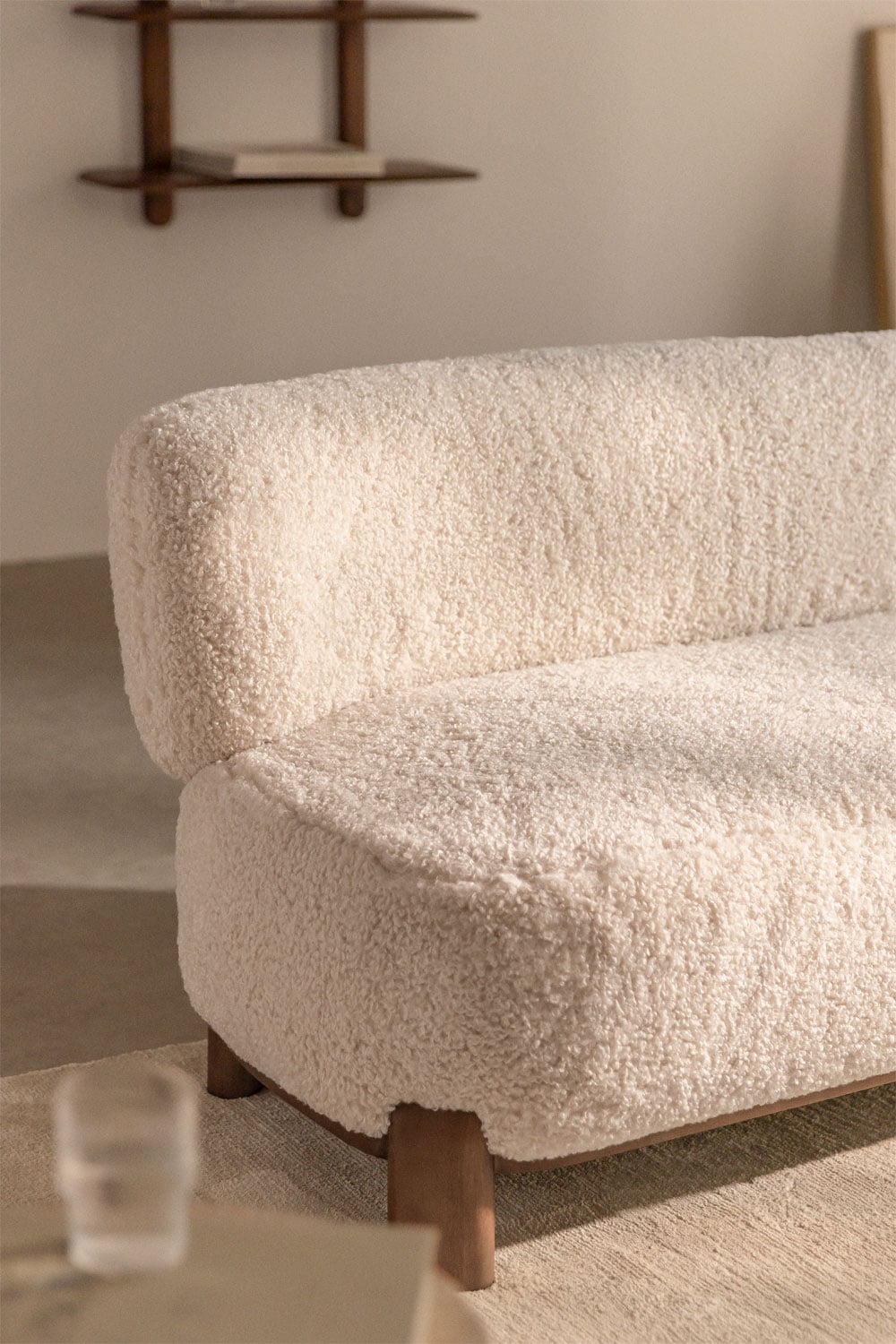 Dvivietė sofa ELDRENA svetainėje, bendras vaizdas