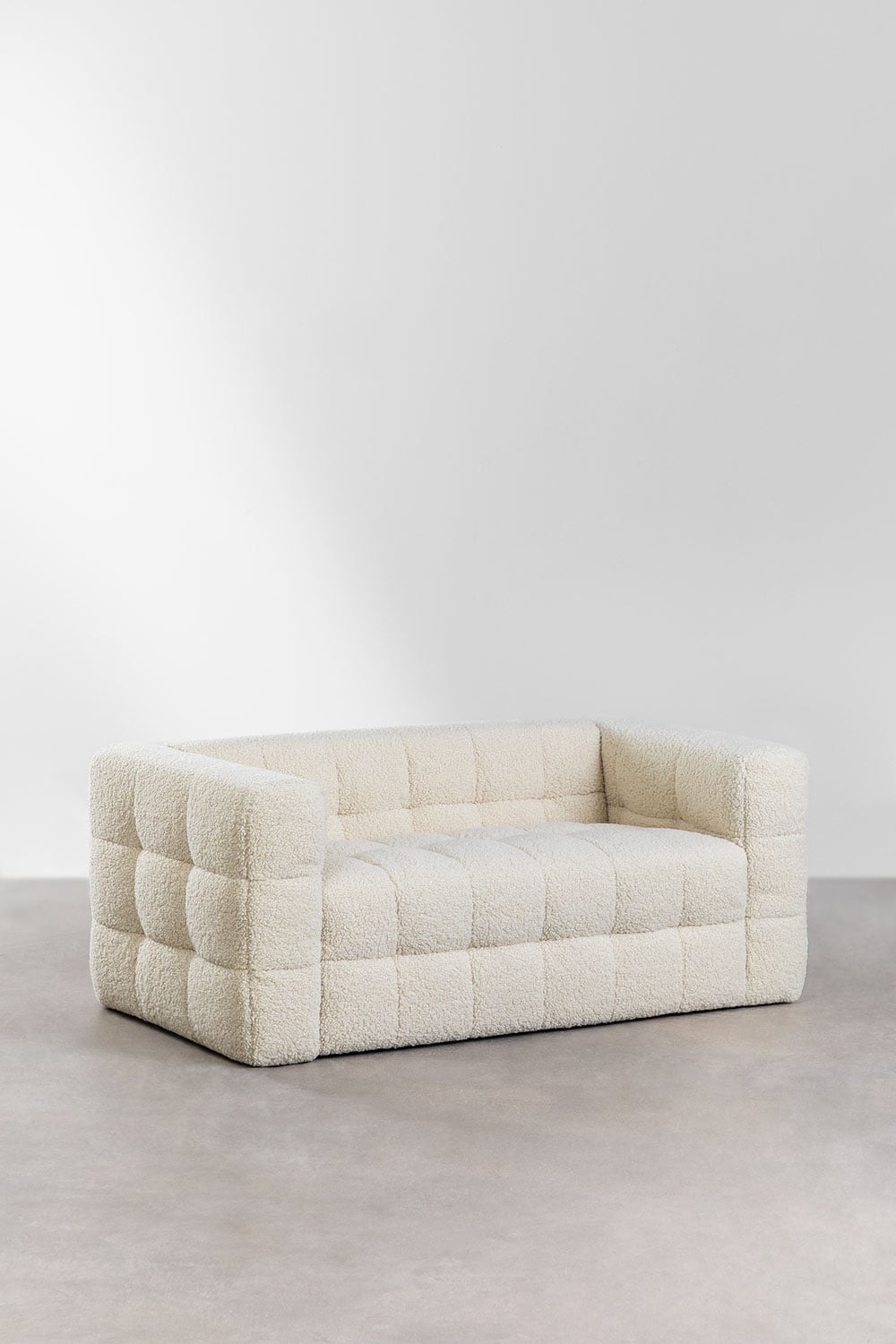 Dvivietė sofa moderniame svetainės interjere