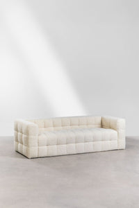 Trivietė sofa šviesiame svetainės interjere