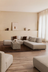 Kampinė sofa KARDENA baltame fone boucle