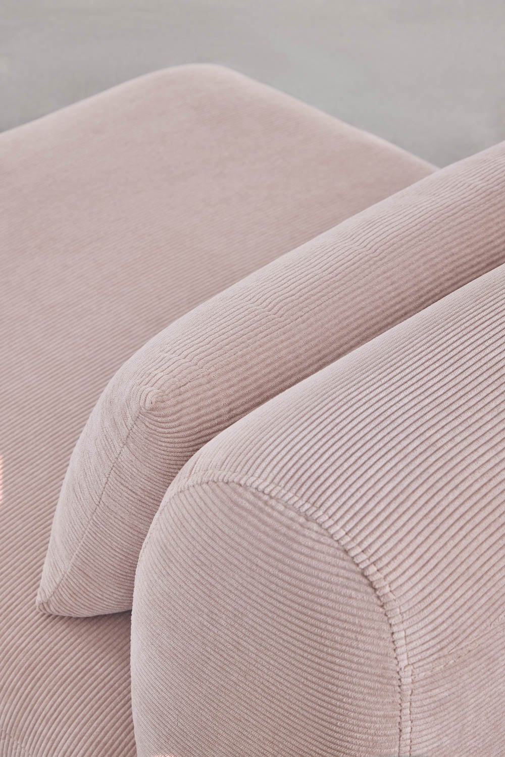 Modulinė sofa FOGLERA šviesiame svetainės interjere