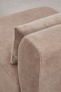 Modulinė sofa FOGLERA svetainės interjere, kupranugario spalvos velvetas šenilo