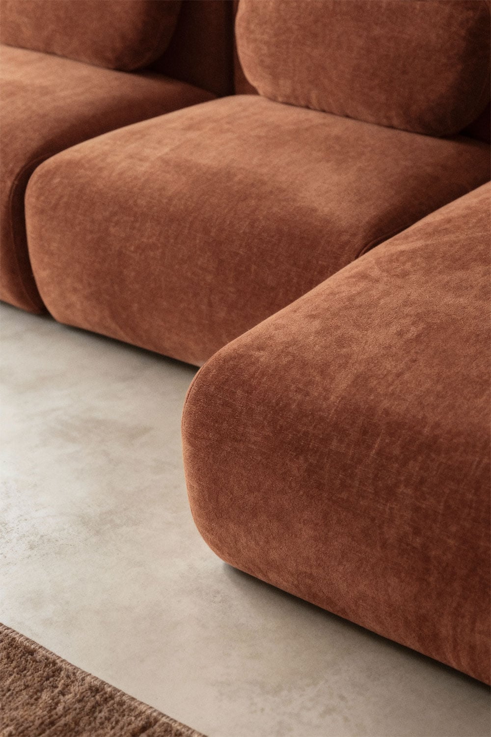 Modulinė sofa KOKETERA šviesiame svetainės interjere