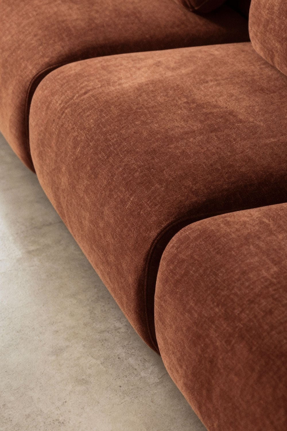 Modulinė sofa KOKETERA svetainės interjere