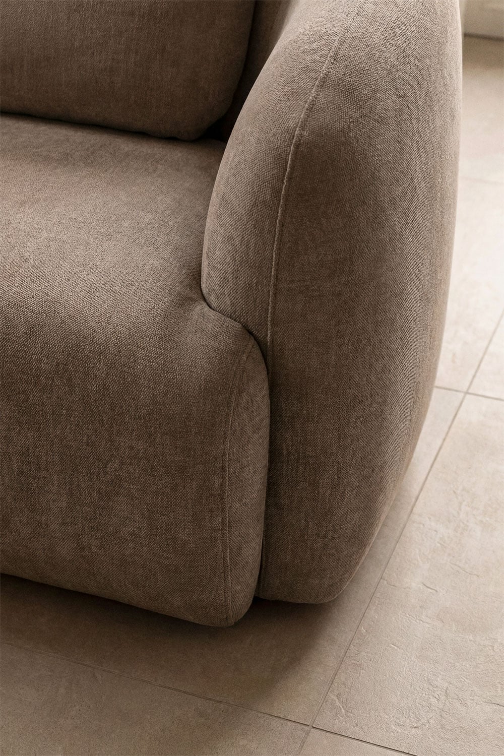 Modulinė sofa KOKETERA šviesiame svetainės interjere