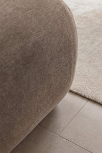 Modulinė sofa KOKETERA svetainės interjere, kviečių spalvos šenilo