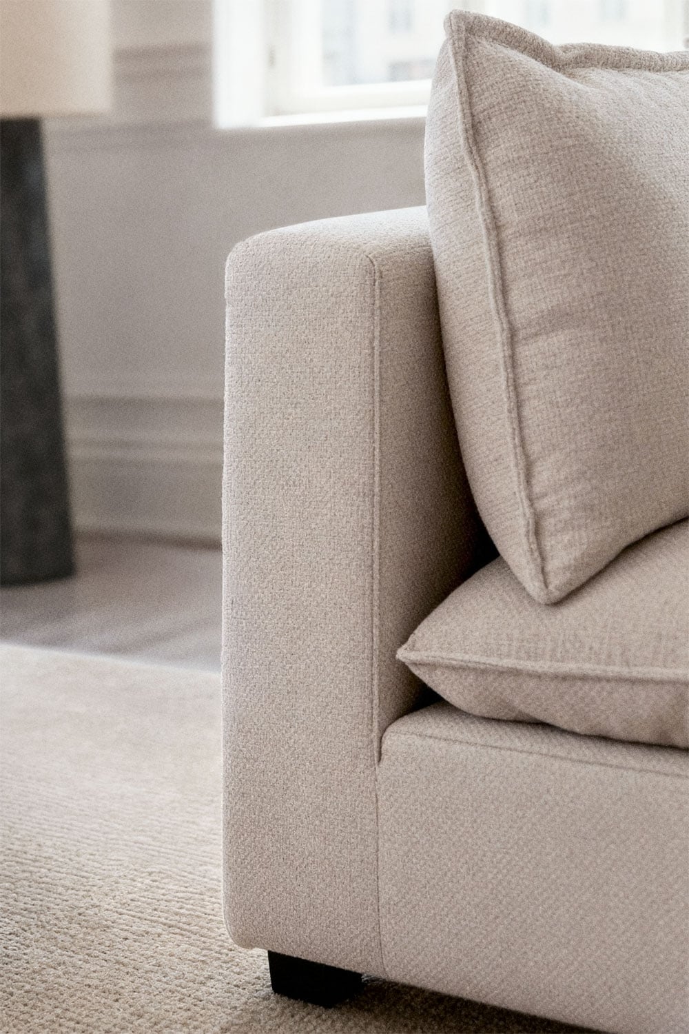 Modulinė sofa DANIELA minimalistiniame svetainės interjere