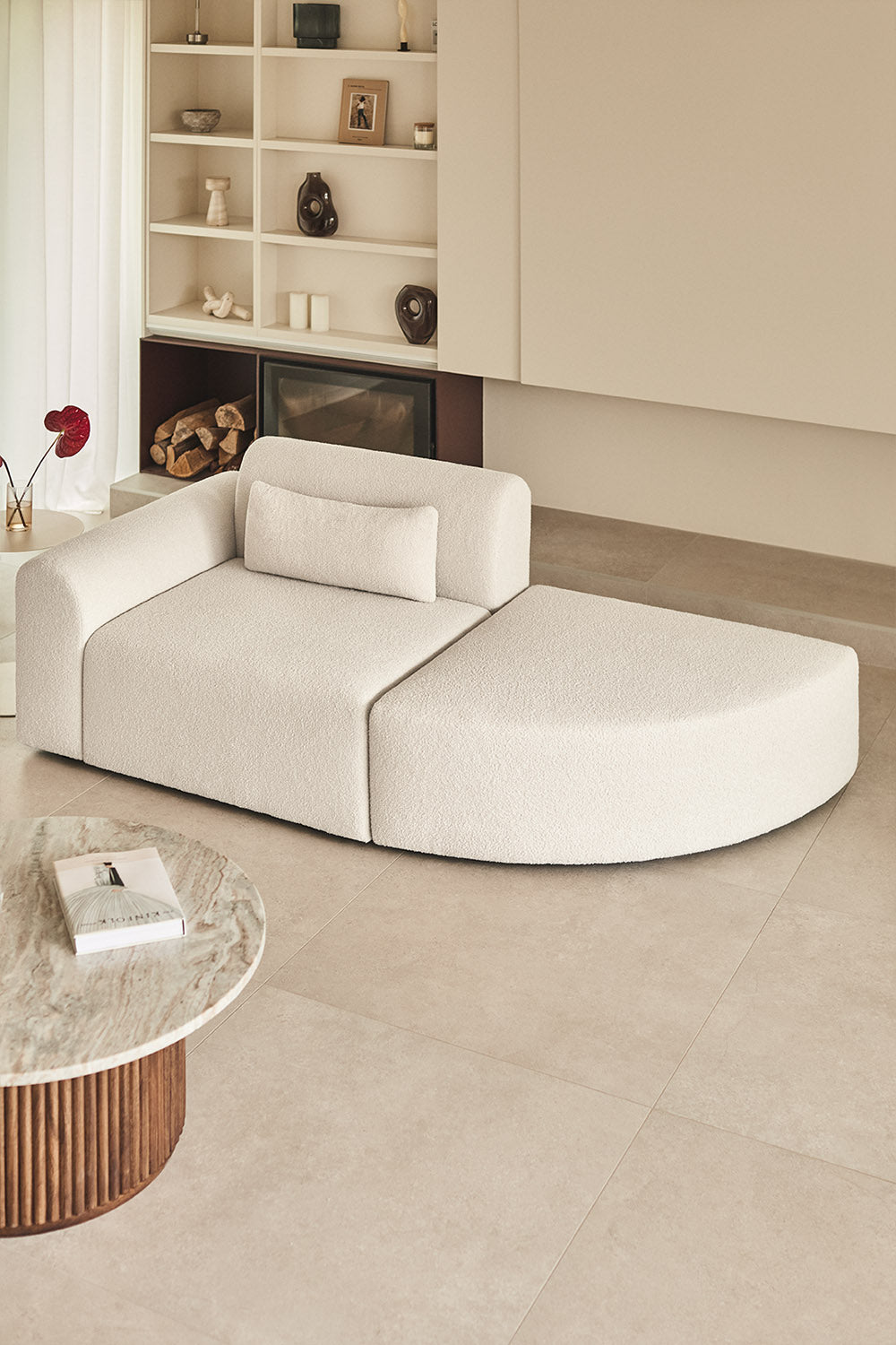 Modulinė sofa BORJANA su trikampiu pufu, baltas šenilas, kairė