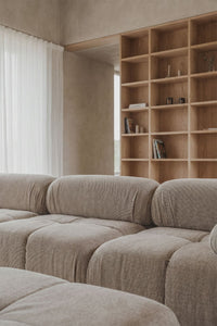 Modulinė sofa KENDALA interjere su dekoro elementais