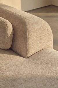 Modulinė sofa MERIDENA svetainės interjere, rudas šenilas storas šenilo audinys