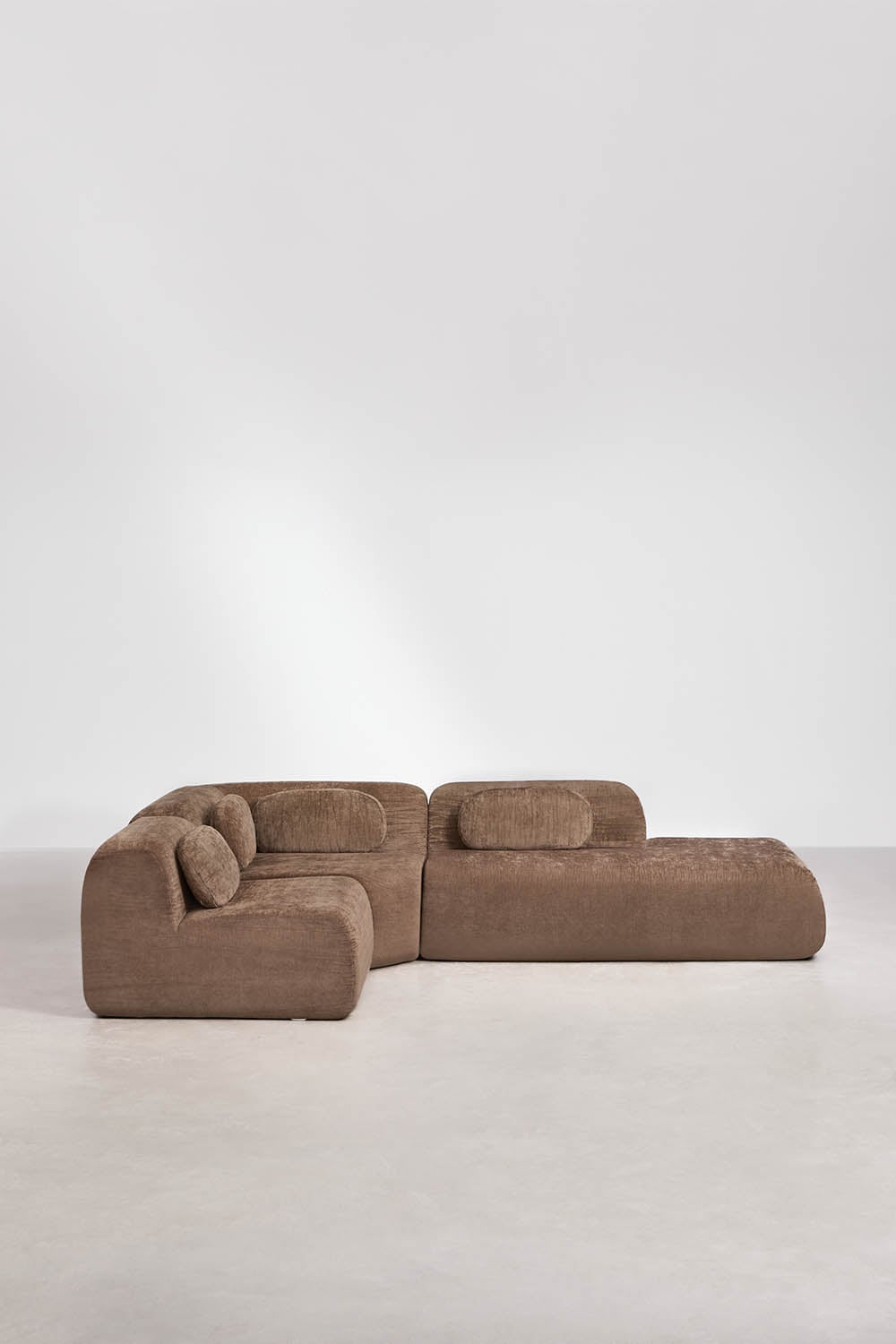 Modulinė kampinė sofa MERIDENA kojelės ir grindų vaizdas