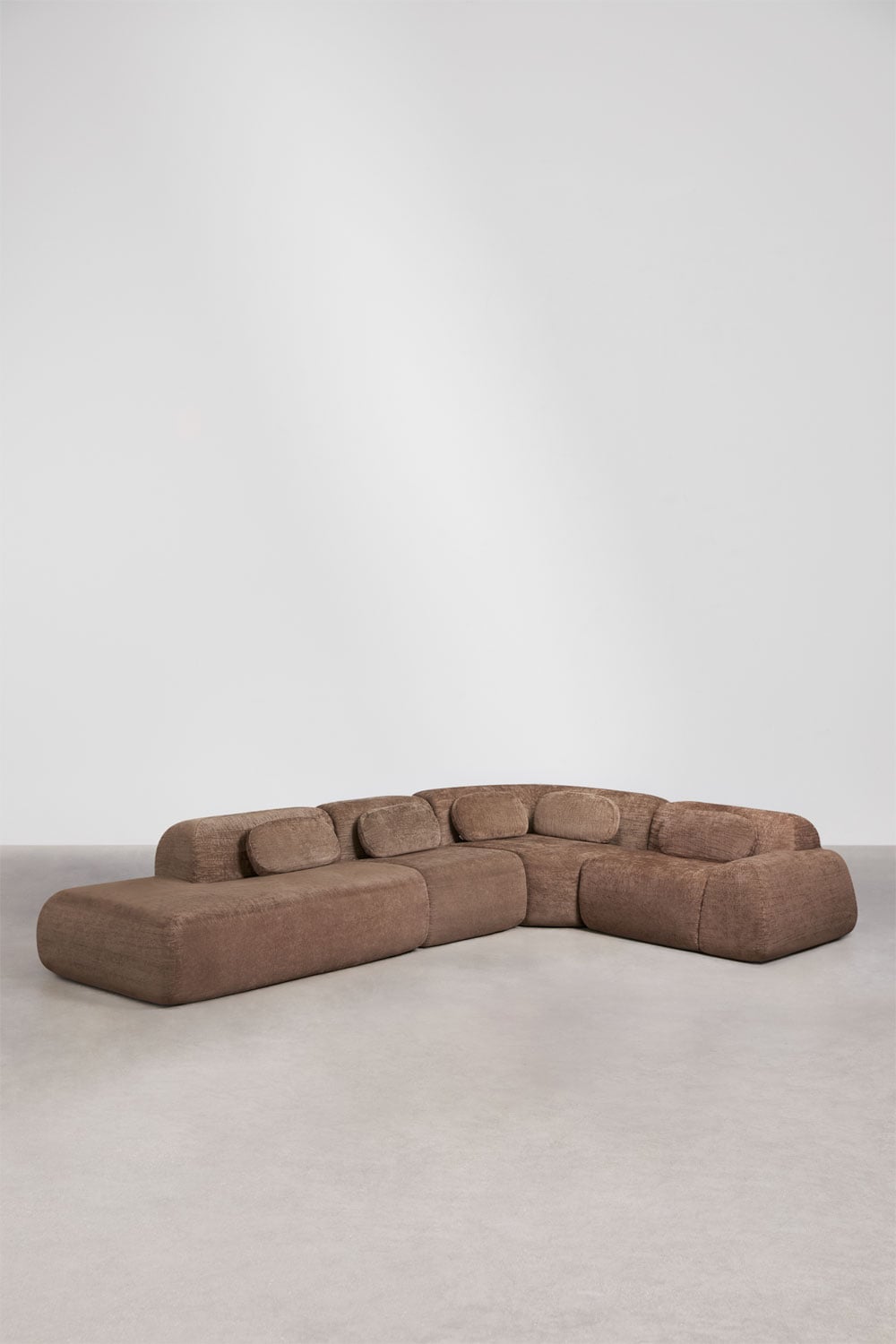 Modulinė kampinė sofa MERIDENA baltame fone, ruda virvelinė tekstūra storas šenilo audinys