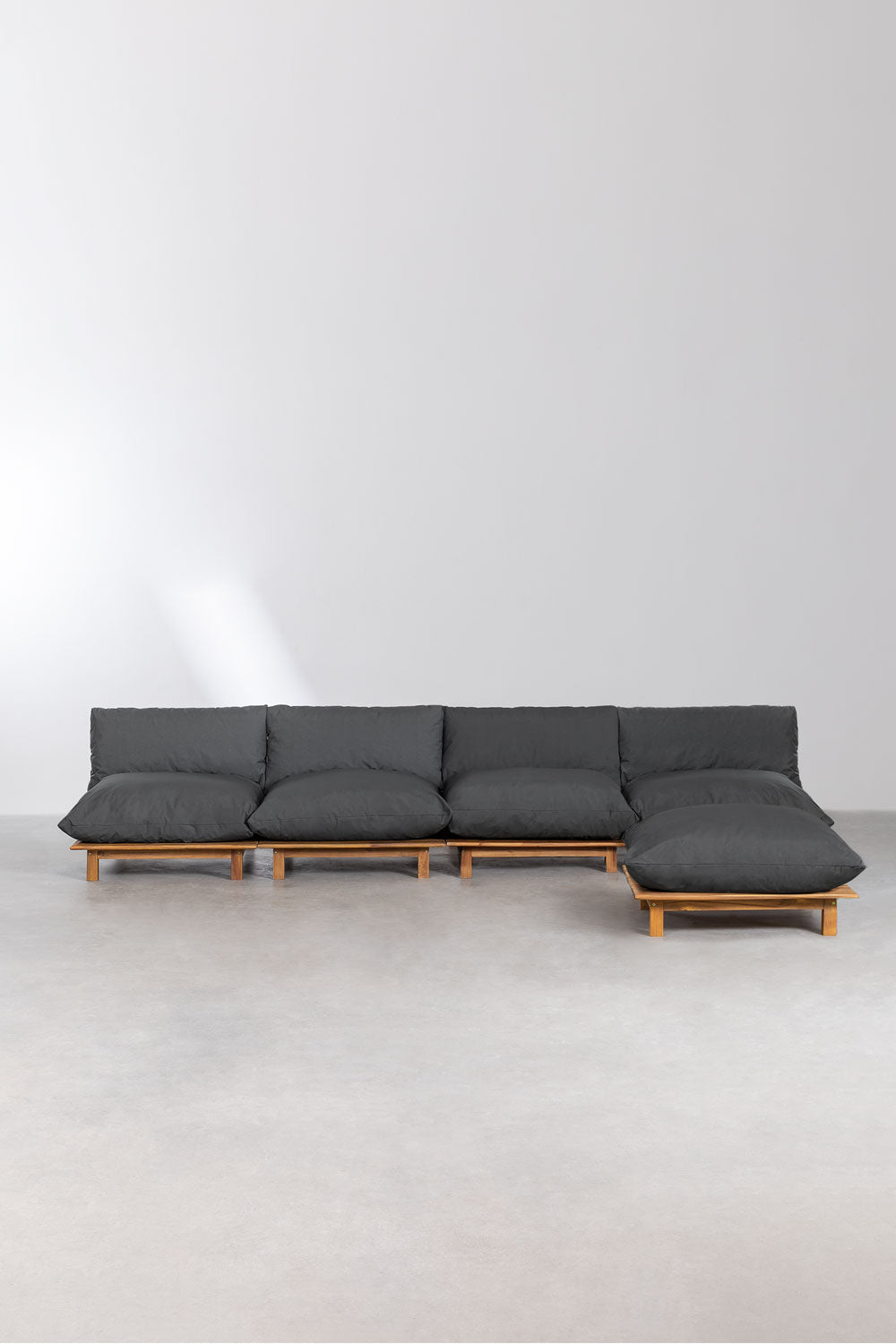 Išskleidžiama sofa BRINA tamsaus interjero fone