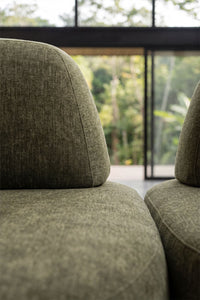 Modulinė sofa DZORELA interjere su dekoro elementais
