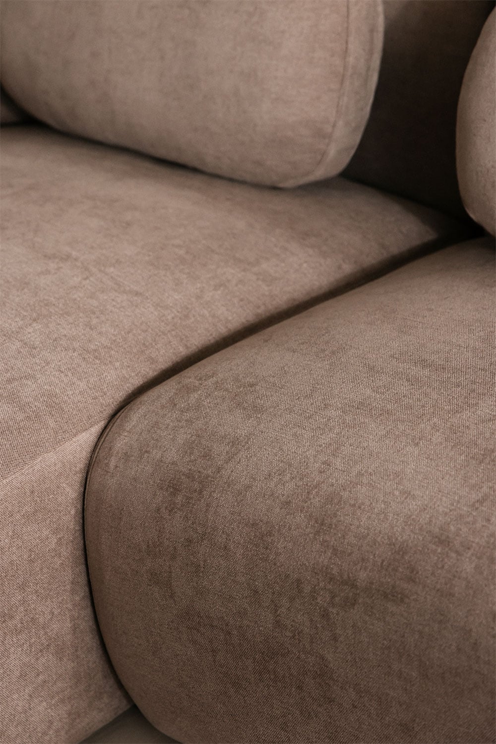 Modulinė sofa KOKETERA minimalistiniame svetainės interjere
