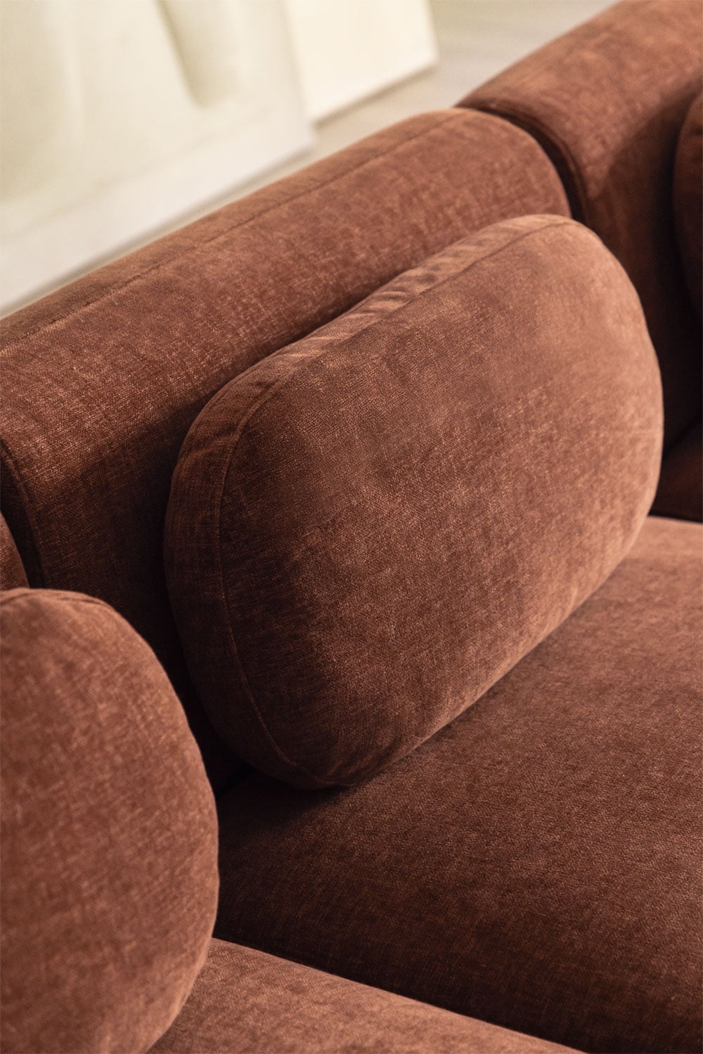Modulinė sofa KOKETERA šviesiame svetainės interjere