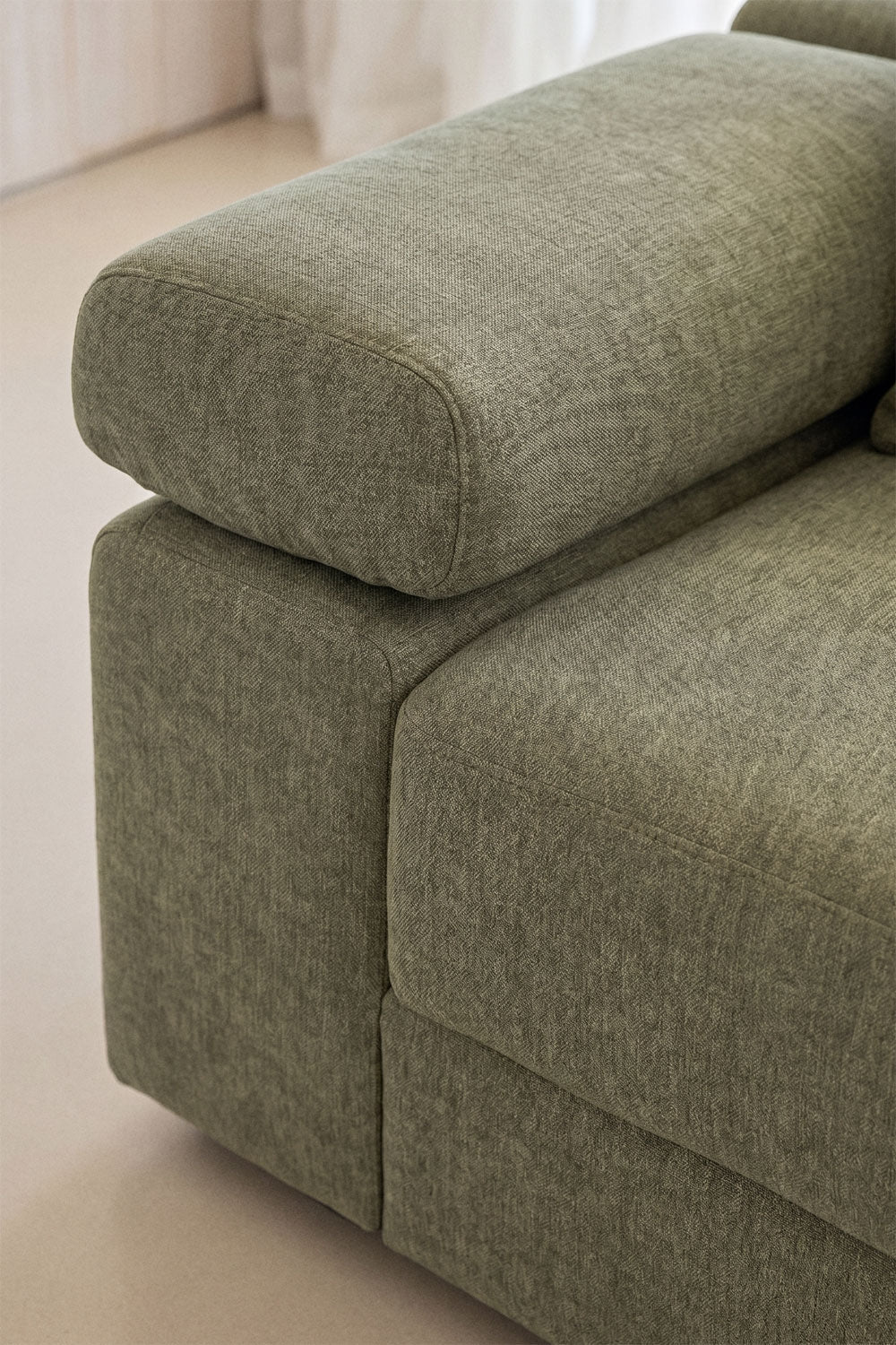 Kampinė sofa ARAMENA svetainės interjere, žalios spalvos