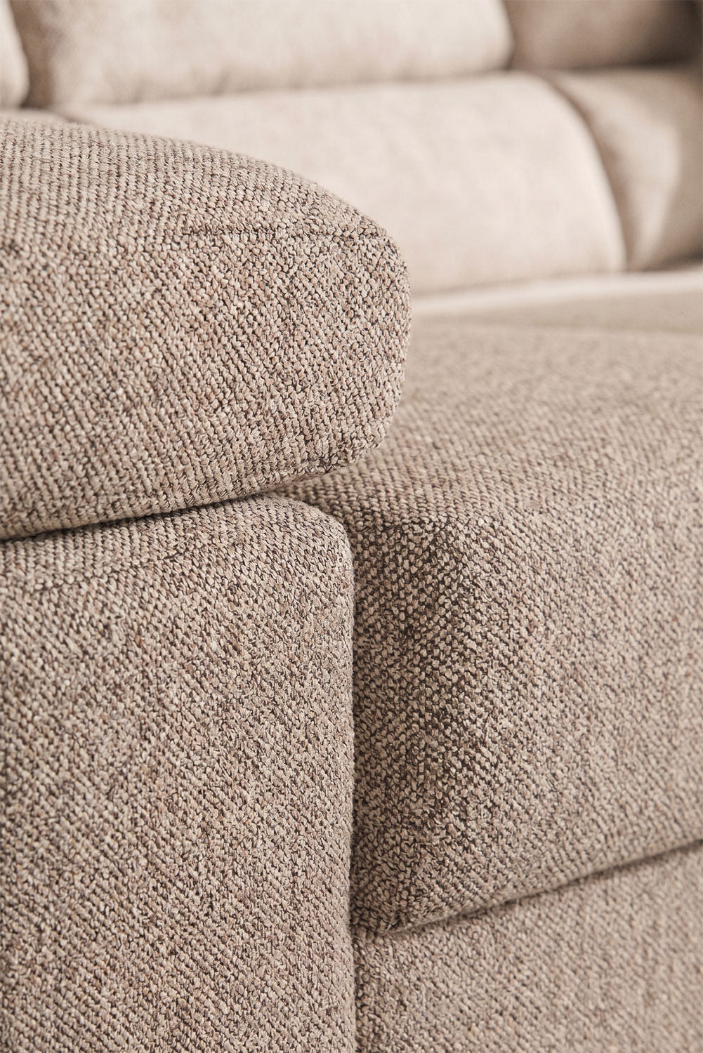 Kampinė sofa ARAMENA šviesiame svetainės interjere