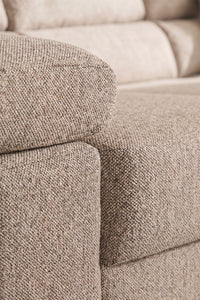Kampinė sofa ARAMENA šviesiame svetainės interjere