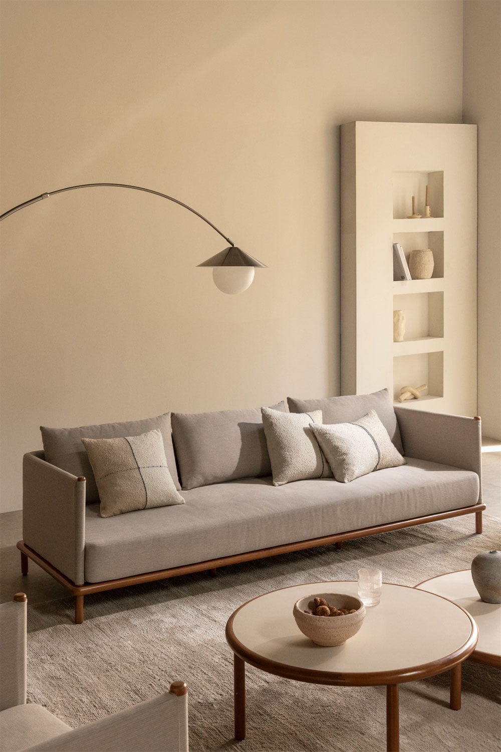 Trivietė sofa OLIVIJA baltame fone, tamsi akacija