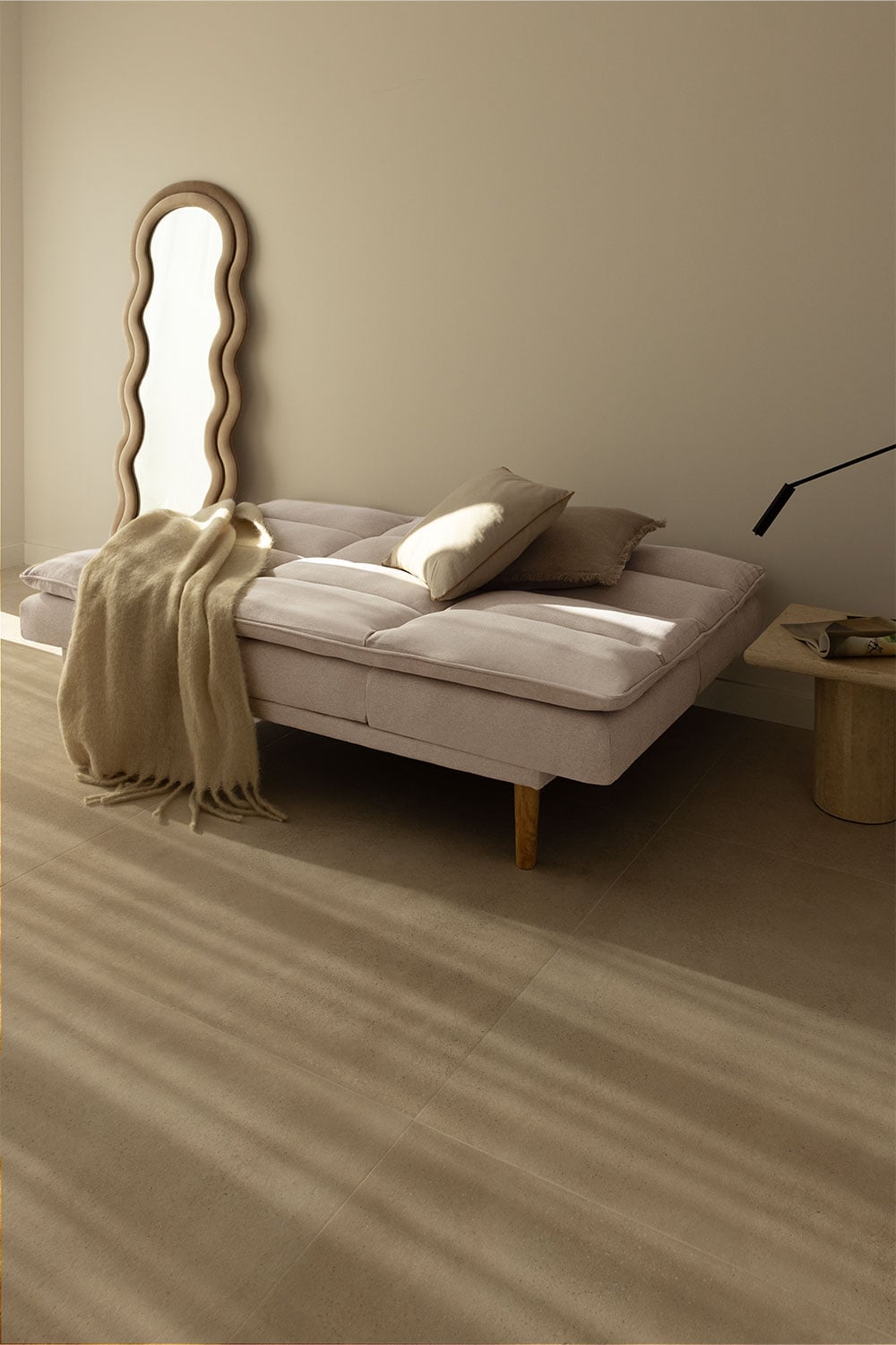 Dvivietė sofa-lova VEKA bendroje kompozicijoje