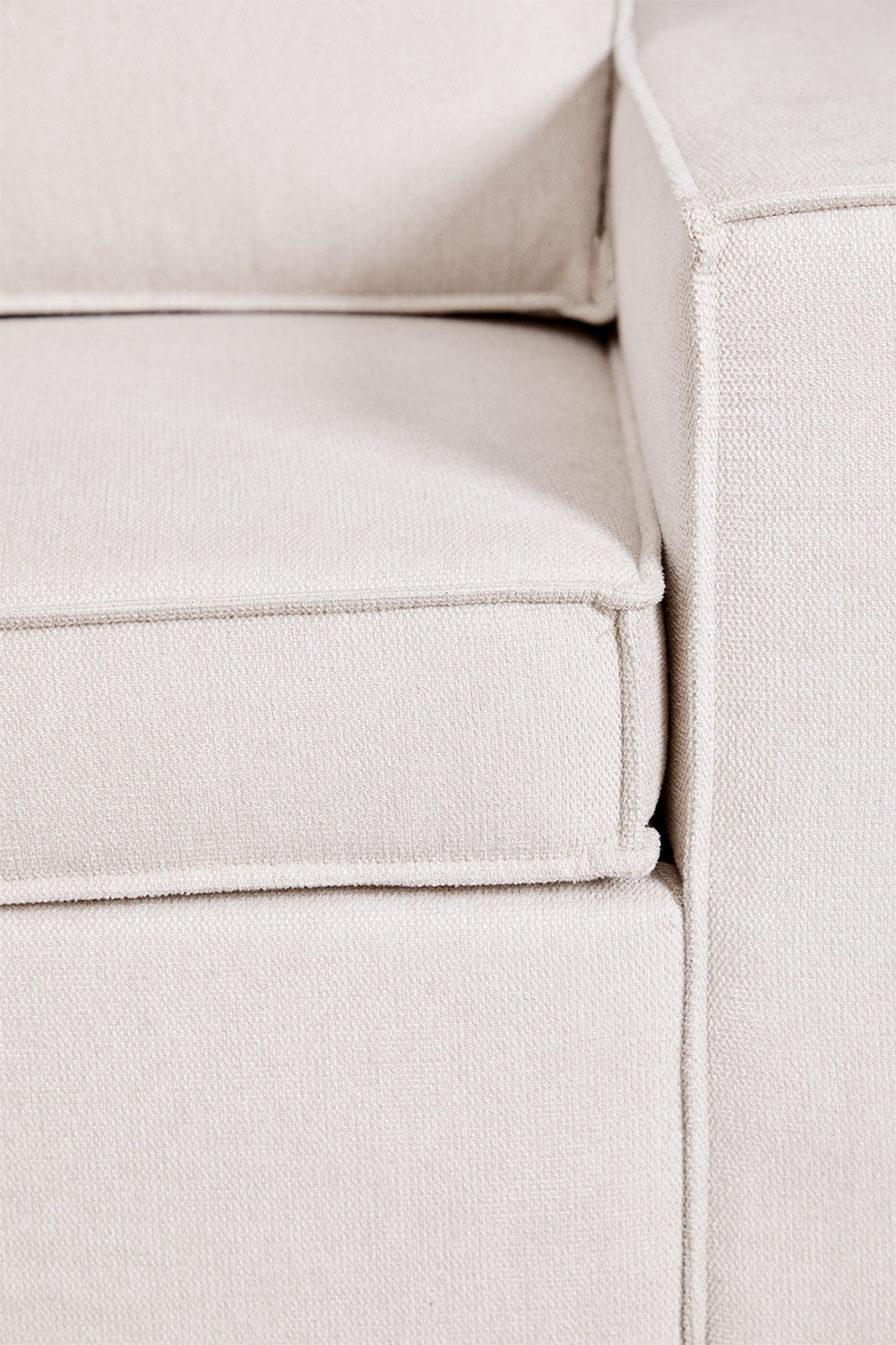 Modulinė sofa TEMPLENA su dešiniuoju gultu – kraštų apdailos detalė